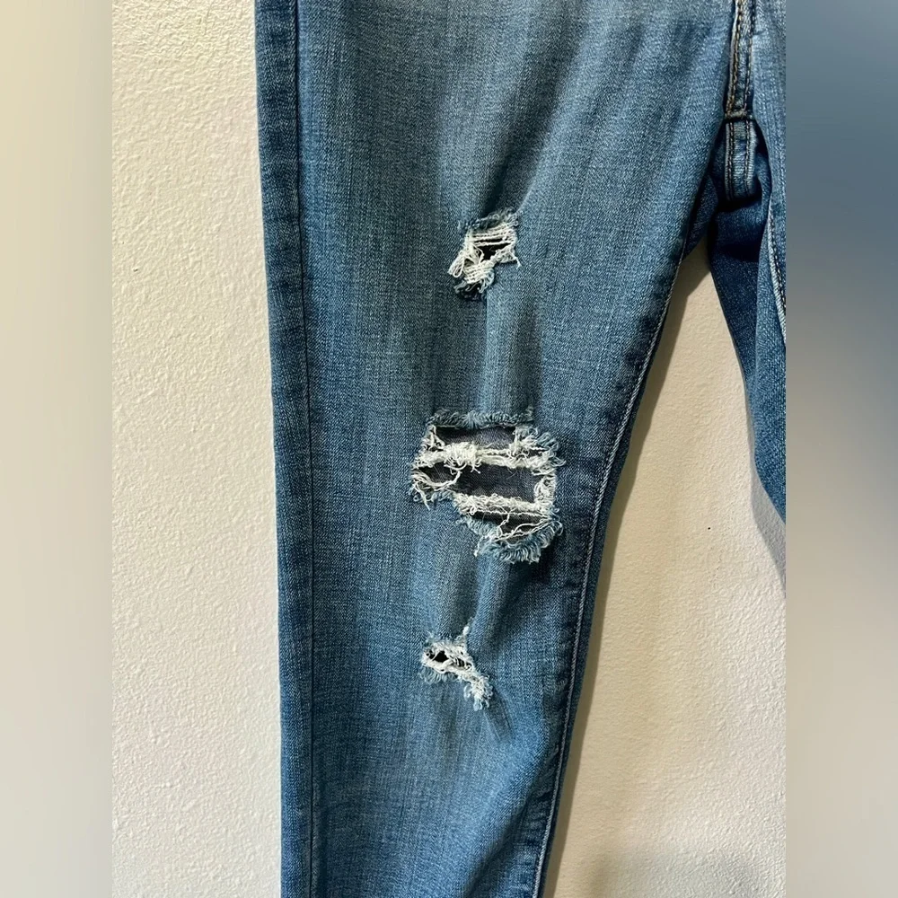Levi's Light Wash 711 Distressed Skinny Jean - Size 27
